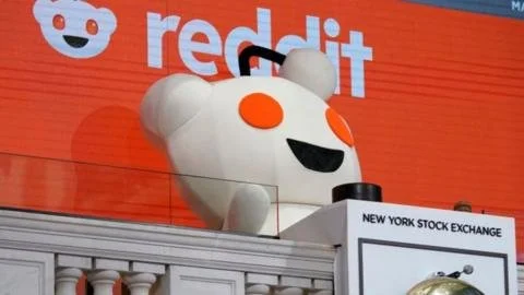 Amidst the AI Tsunami, Reddit's Human Touch Reigns Supreme