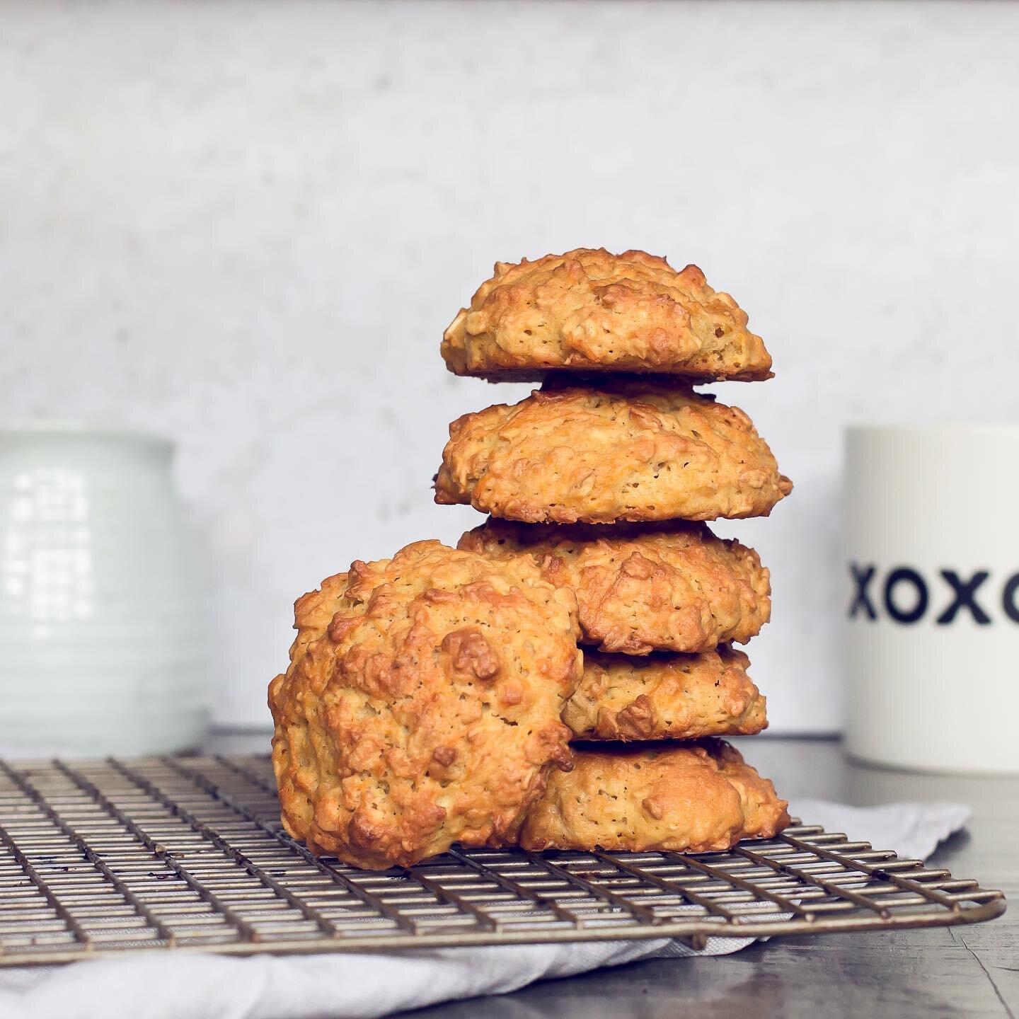When we lived in Toronto we used to go to @roostercoffee every weekend. These cookies are our version of their delicious Breakfast Cookies.
Filled with oats, raisins, carrots and warm spices, these little bites are a real treat. Barely sweeten with a