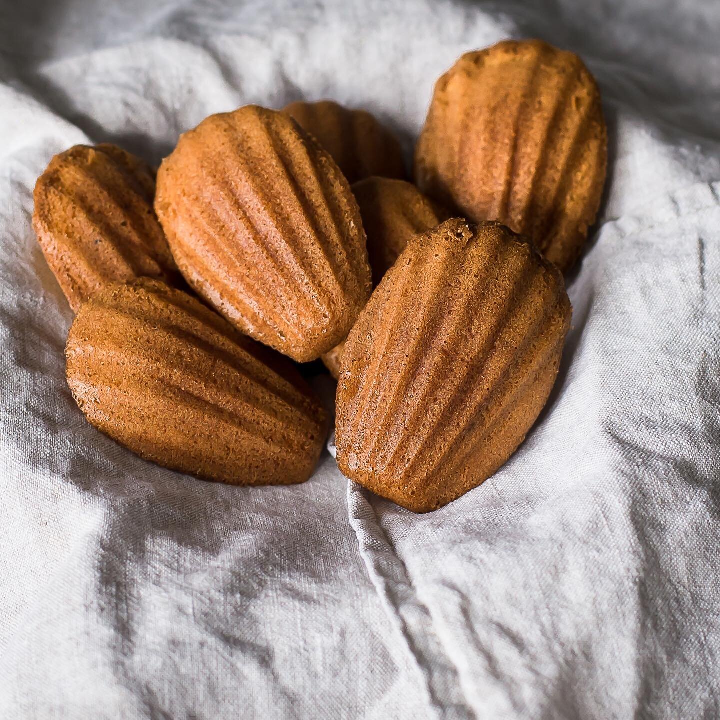 Because I'm not ready for October, pumpkins or the dreary London weather; I've turned to the French classics. 
These madeleines have thin, crisp edges and a tender crumb. They are packed with flavour and so perfectly sized. They'll make you feel like