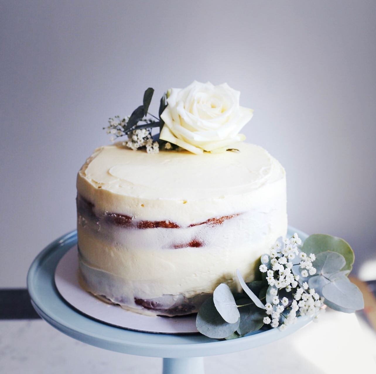 Summertime Cake.
Now, if these are two words you don't believe should go together, consider this:
Two deep, lemony, layers filled with tangy raspberries, lightly covered by a cloud-like whipped cream, cream cheese icing.
Plays well with lunch alfresc