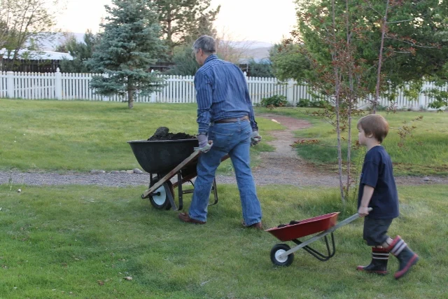 Kids-in-the-Garden-Dads-helper-640x427.jpg