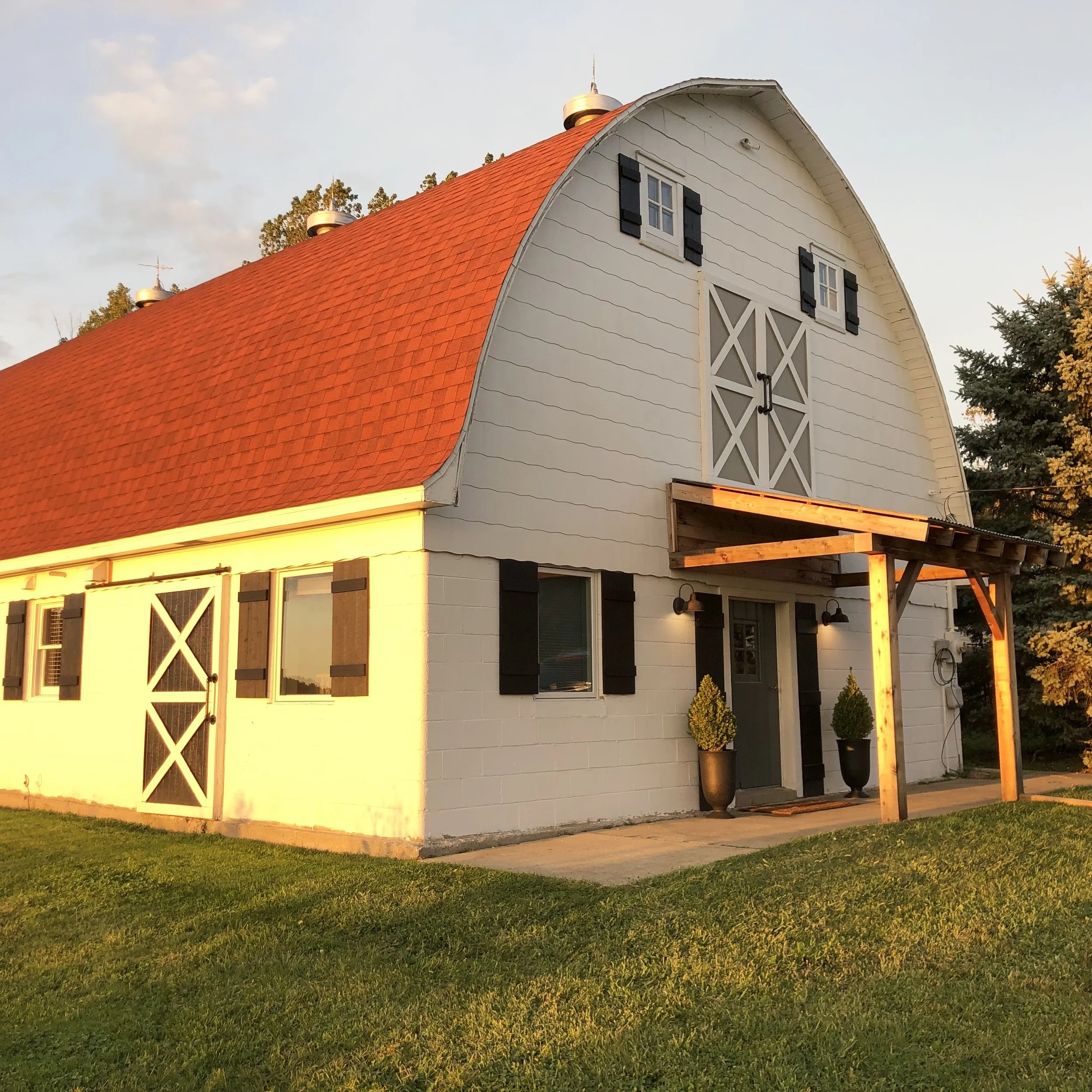 Three Oaks, Michigan Barn Stay Near Journeyman Distillery Book Now!
