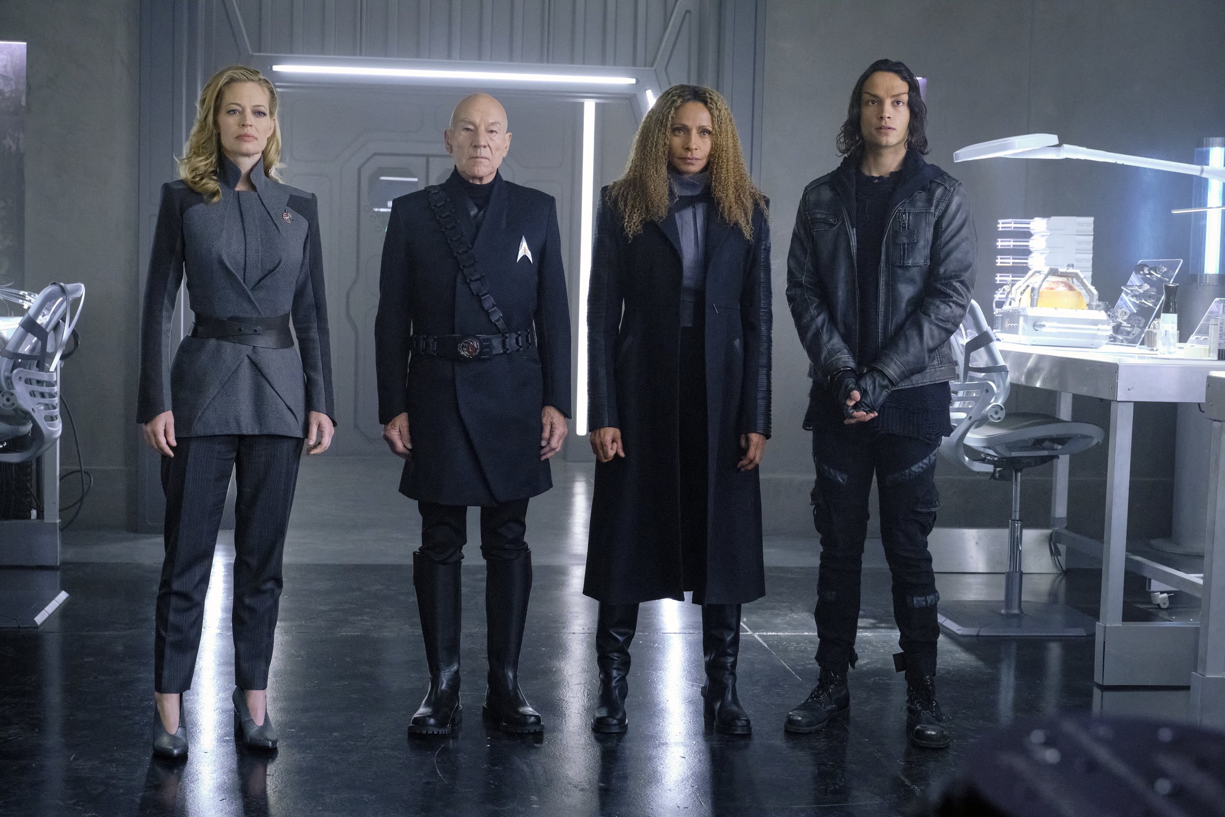   Pictured: Jeri Ryan as Seven of Nine, Sir Patrick Stewart as Jean-Luc Picard, Michelle Hurd as Raffi and Evan Evagora as Elnor of the Paramount+ original series STAR TREK: PICARD. Photo Cr: Trae Patton/Paramount+ (C)2022 ViacomCBS. All Rights Reser