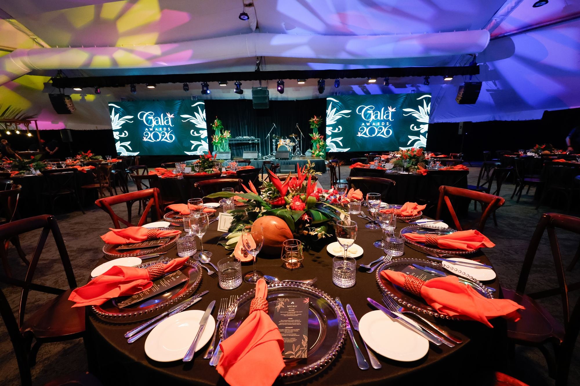 round-table-setting-coral-napkins-floral-centerpiece.jpg