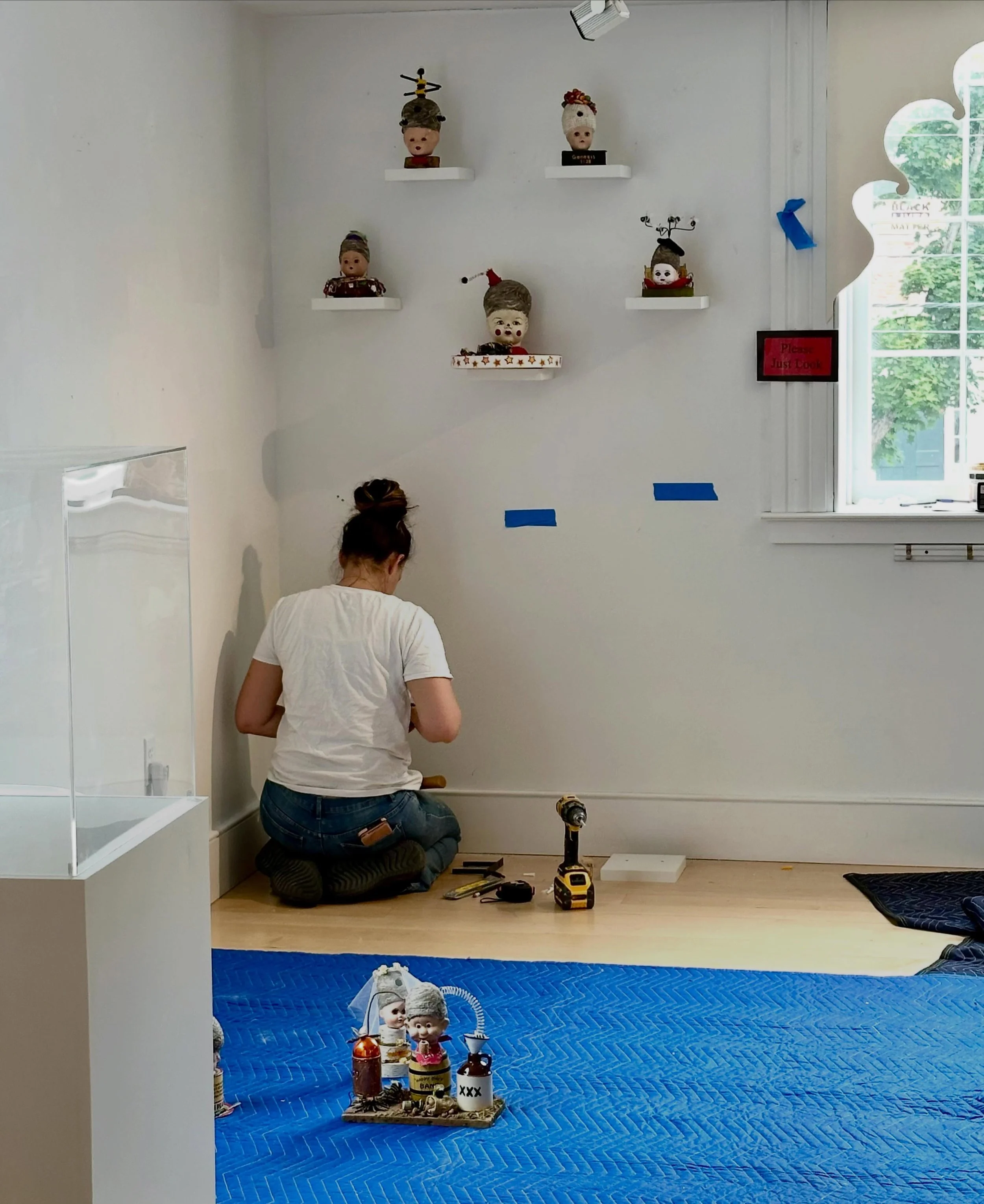 Behind the scenes at the museum setting up The Art of Whimsey&rdquo; with Corwin Levi and yours truly. Mariposa Museum, Peterborough NH, June 25-Oct. 4. Bee there or bee square!
#mariposamuseum