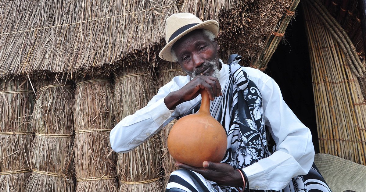 During Kwita Izina ceremony – Man drinking beer from calabash 