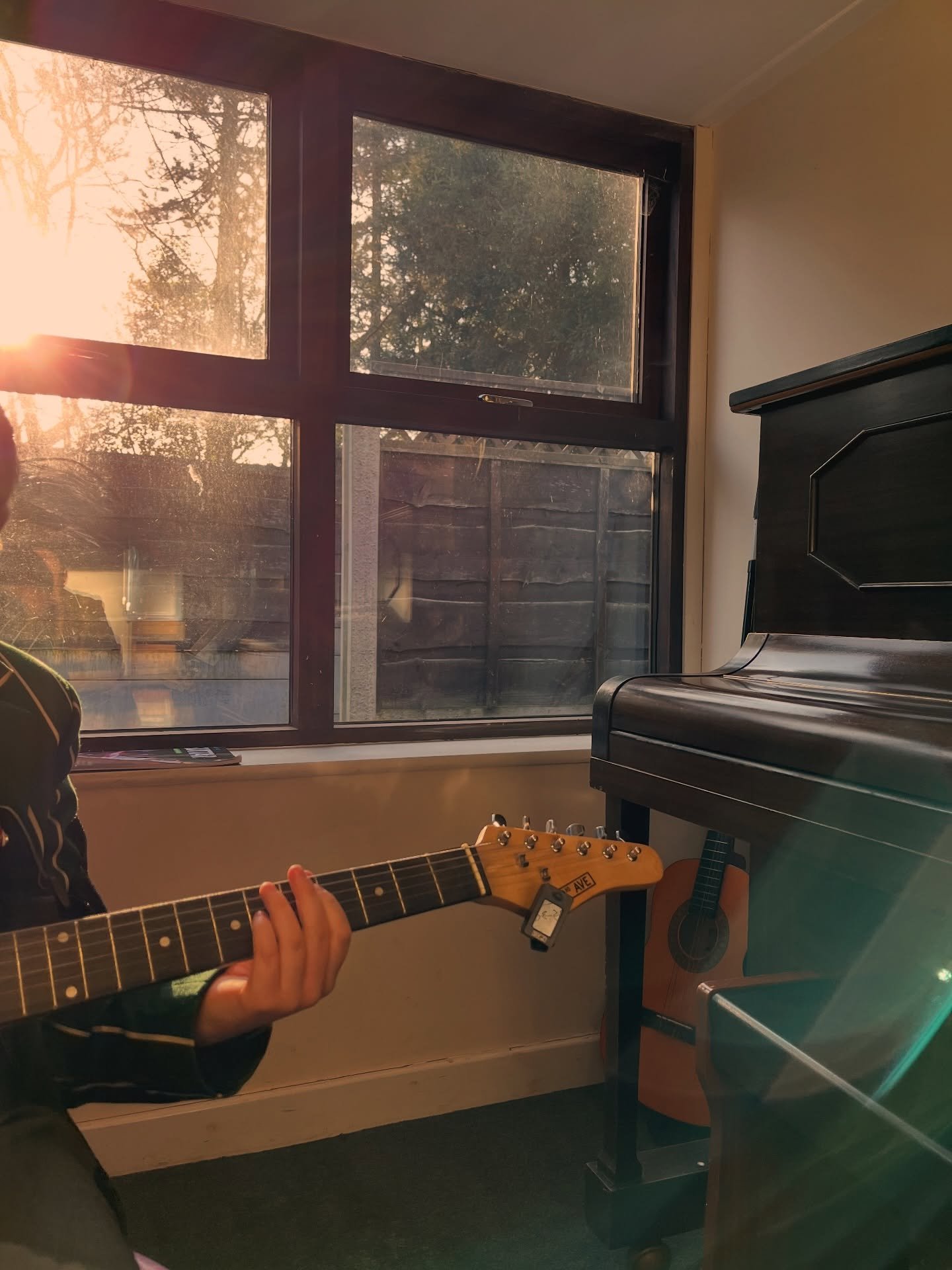 Early morning, sunny guitar lessons are the one! 🌞🎸