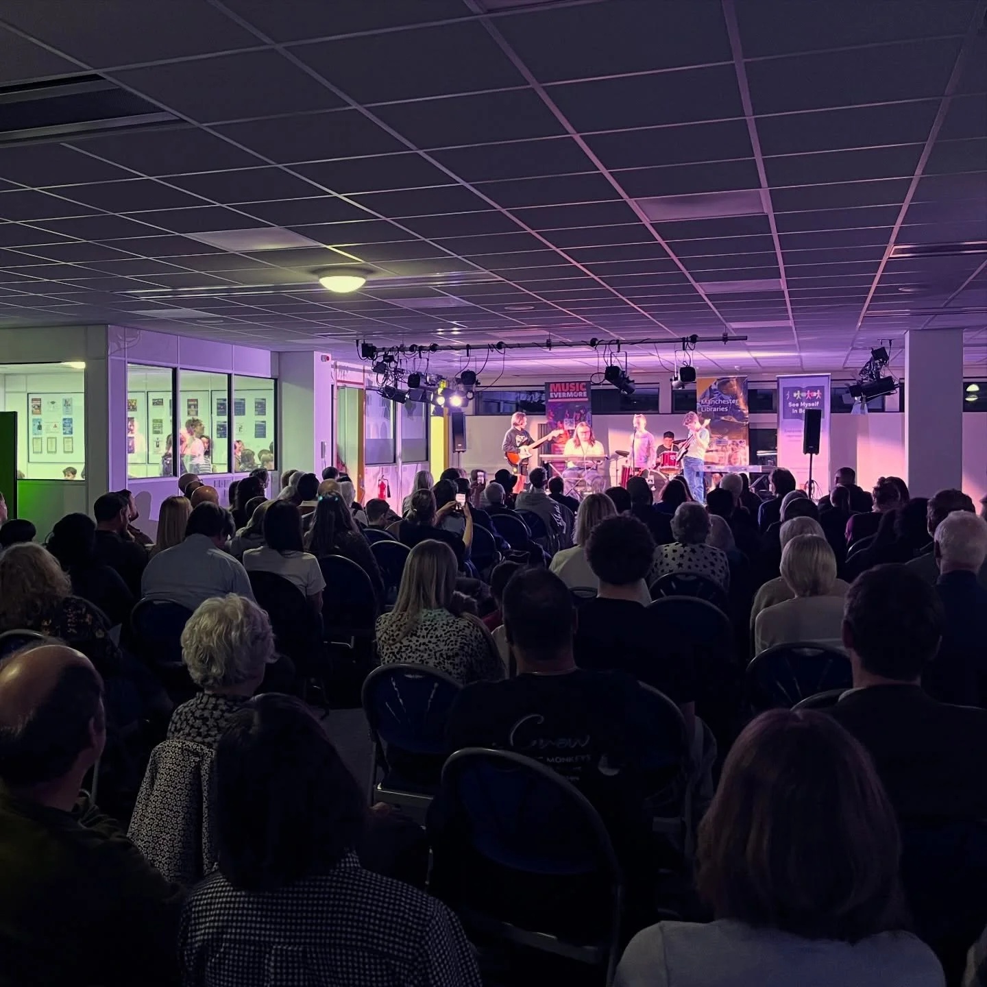 Mmm num ba de 🎶 VORTEX hit the stage with pure atmosphere, inviting audience participation as they performed Under Pressure by Queen. The crowd were clicking their fingers along and singing back. It was awesome! 🎤