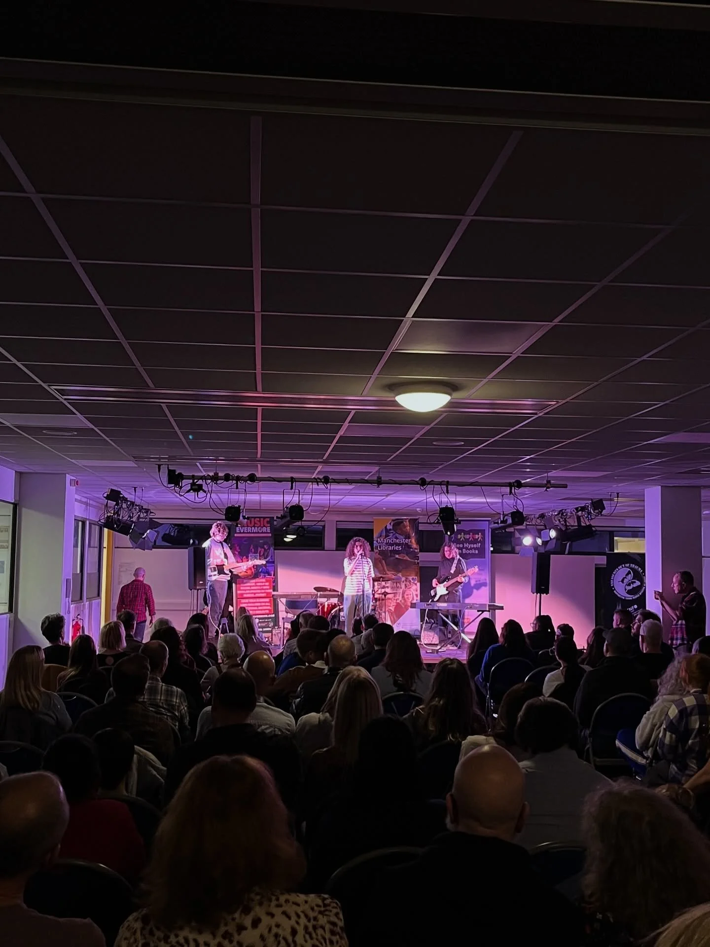 Oozing cool. Six Foot Hole In The Wall stroll on, perform a haunting, spellbinding version of Weak by Skunk Anansie then swagger off. Absolutely brilliant. 👌🏻