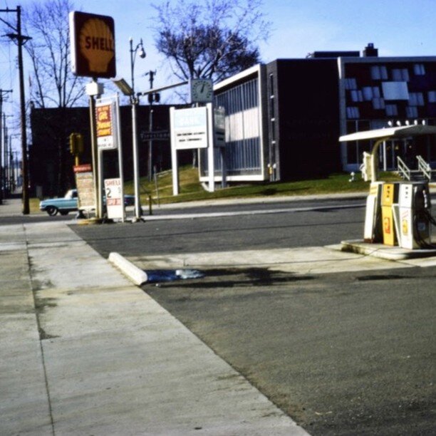 77 Broadway St. NE (Northeast State Bank) in 1965

#throwbackthursday #nordeast 

Photo courtesy of Hennepin County Digital Collections.