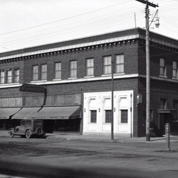 323-329 13th Ave. NE in 1932
@erte_and_thepeacocklounge 

#throwbackthursday #nordeastmpls 

Photo courtesy of Hennepin County Digital Collections.