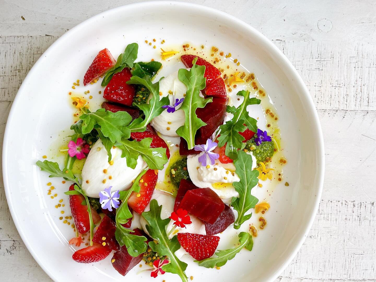 Early summer on a plate!
.
Burrata with roasted beets, strawberries, basil pesto, arugula, bee pollen, lemon pink peppercorn olive oil, white balsamic reduction, hot honey 🍓 🐝 🌱 🧀