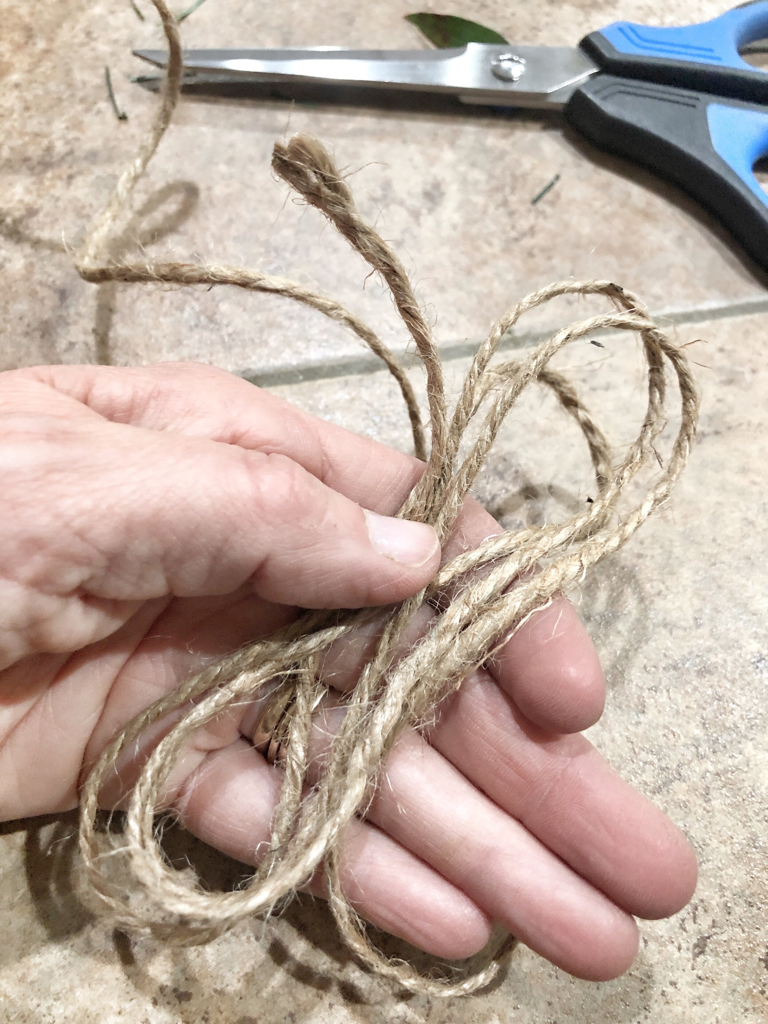 How to Make a Bow With Twine? 