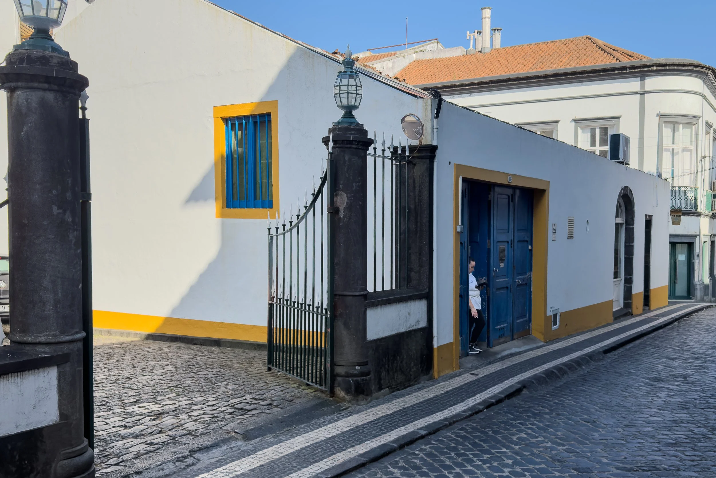  tradiční azorské domky se žlutou konturou   (či žlutým lemováním)   jsou typickým prvkem lidové architektury na Azorských ostrovech (Ponta Delgada) 