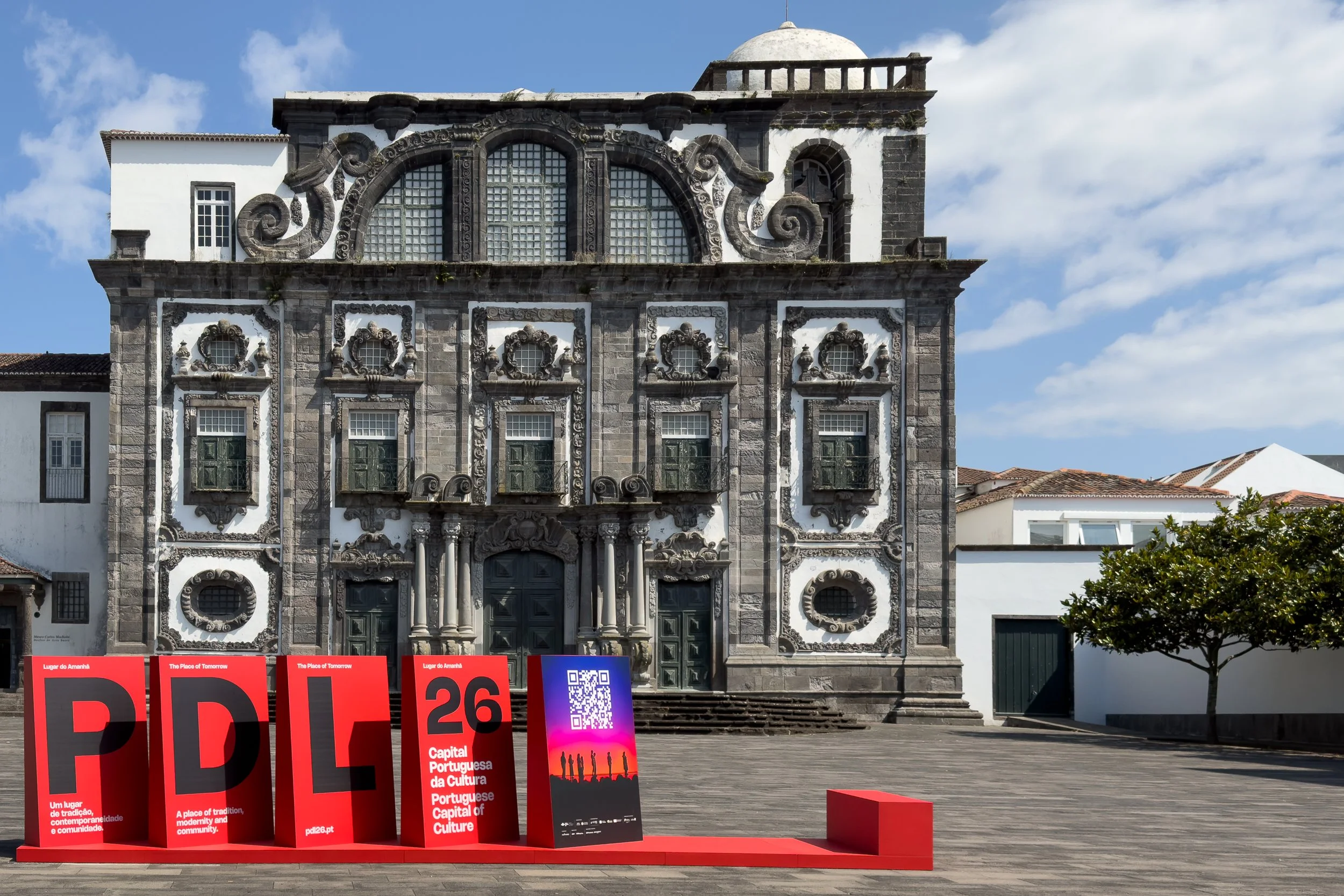  Jezuitská kolej v Ponta Delgada je významná historická památka, jejíž kostel Igreja do Colégio dnes funguje jako muzeum a kulturní prostor, fasáda&nbsp; je unikátní svým dramatickým vizuálním pojetím, které kombinuje lokální materiály s propracovaný