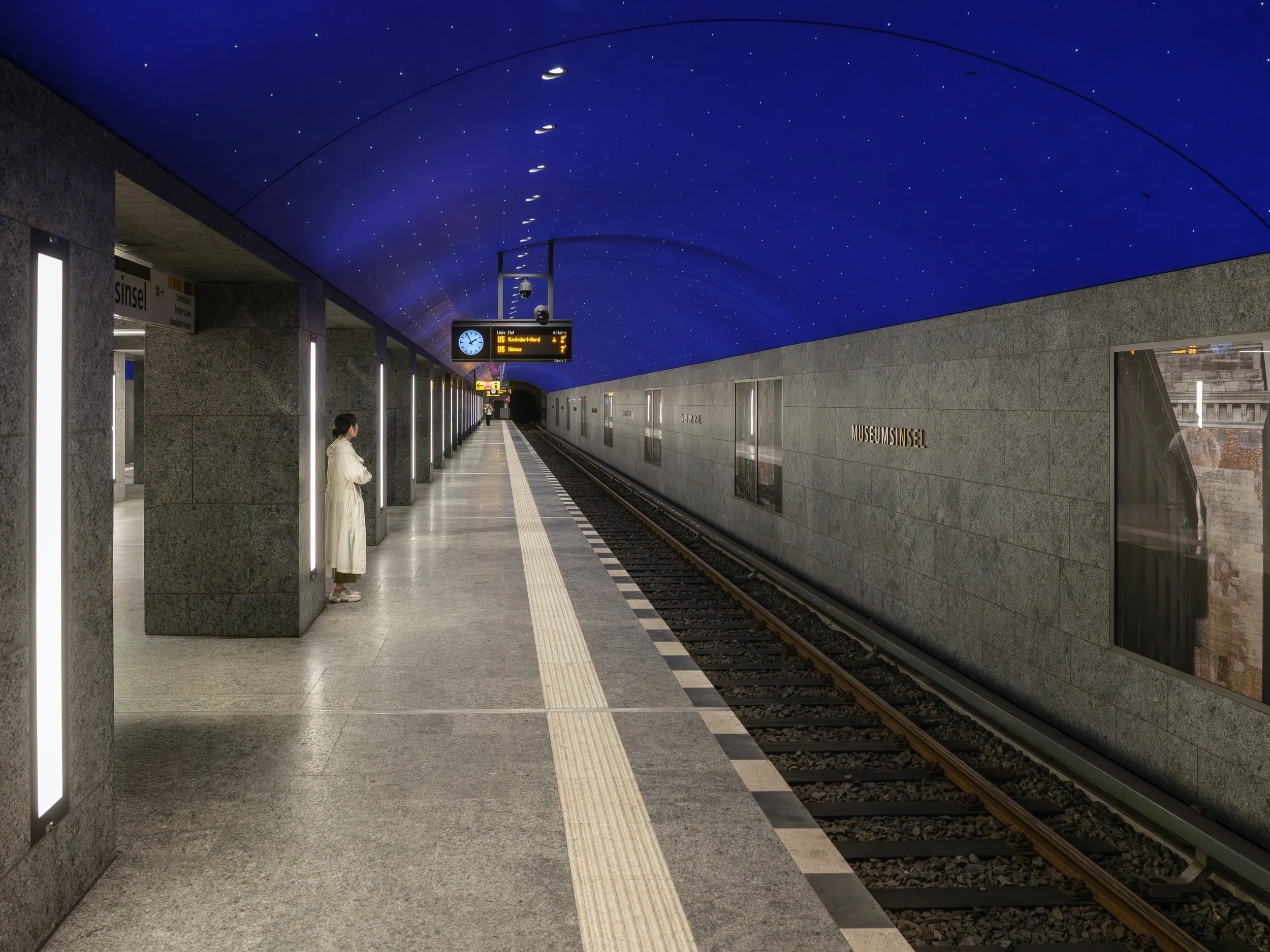  stanice metra  Museumsinsel  v Berlíně je  známá svým jedinečným designem noční oblohy s tisíci světel  