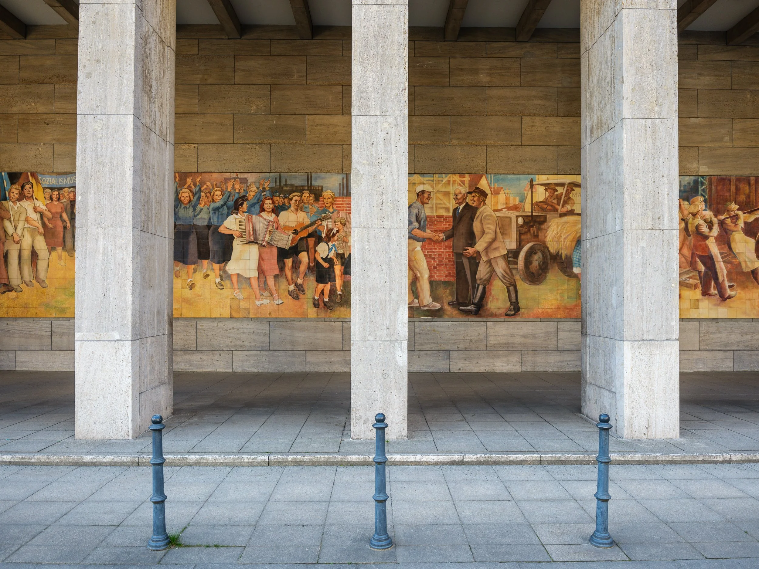  monumentální nástěnná malba  Aufbau der Republik  (Budování republiky), se nachází na vnější kolonádě budovy, kde dnes sídlí Spolkové ministerstvo financí 
