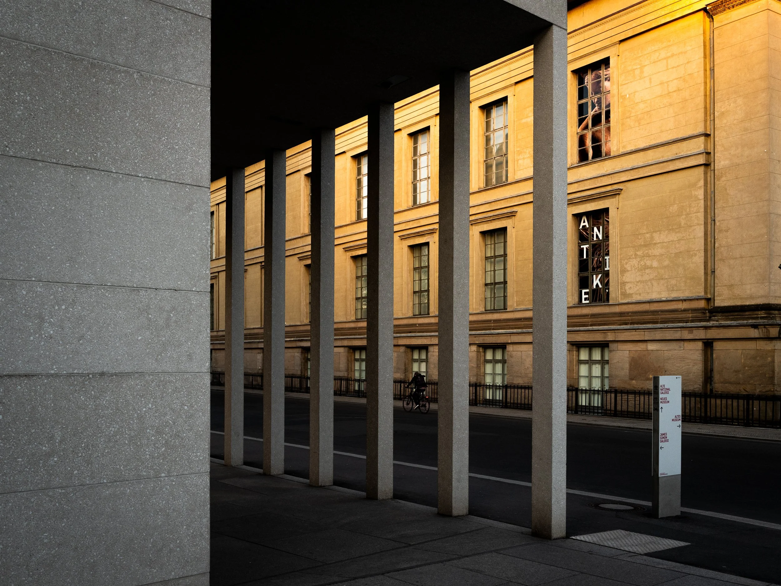  moderní kolonáda Galerie Jamese Simona na Muzejním ostrově 