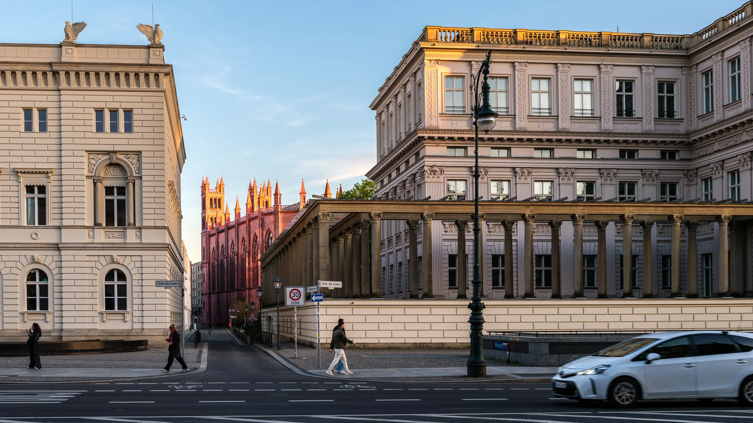  Alte Kommandantur (vlevo) a Kronprinzenpalais (vpravo) na ulici Unter den Linden, obě budovy byly zničeny za 2. sv. války. 