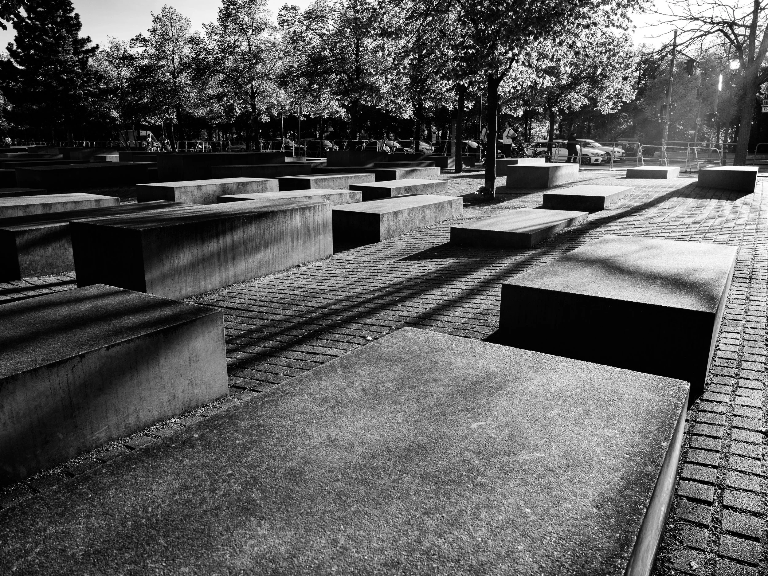  Památník holocaustu je ústřední německé pietní místo v Berlíně, které připomíná až 6 milionů židovských obětí nacismu (Denkmal für die ermordten Juden Europas) 