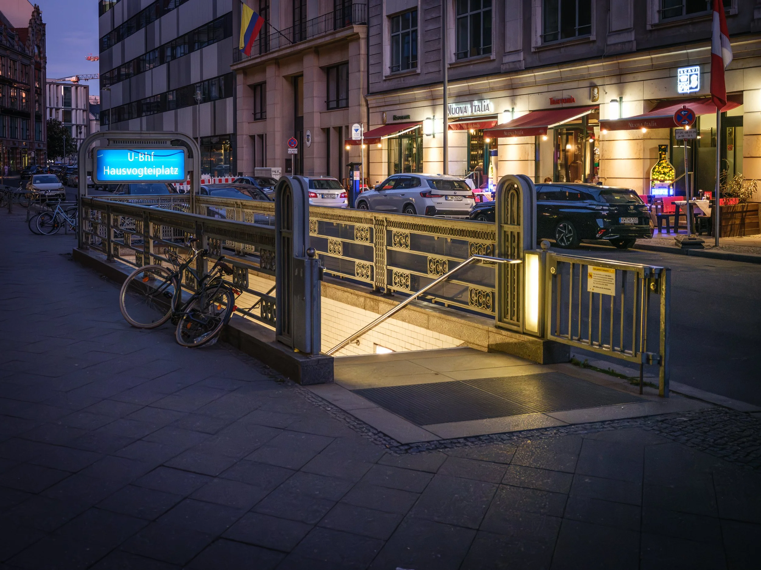  Stanice Hausvogteiplatz, navržená Alfredem Grenanderem v secesním stylu, je stanice na lince U2 berlínského metra. Nachází se pod náměstím Hausvogteiplatz.&nbsp; Byla otevřena 1. října 1908 a zničená za druhé světové války. 