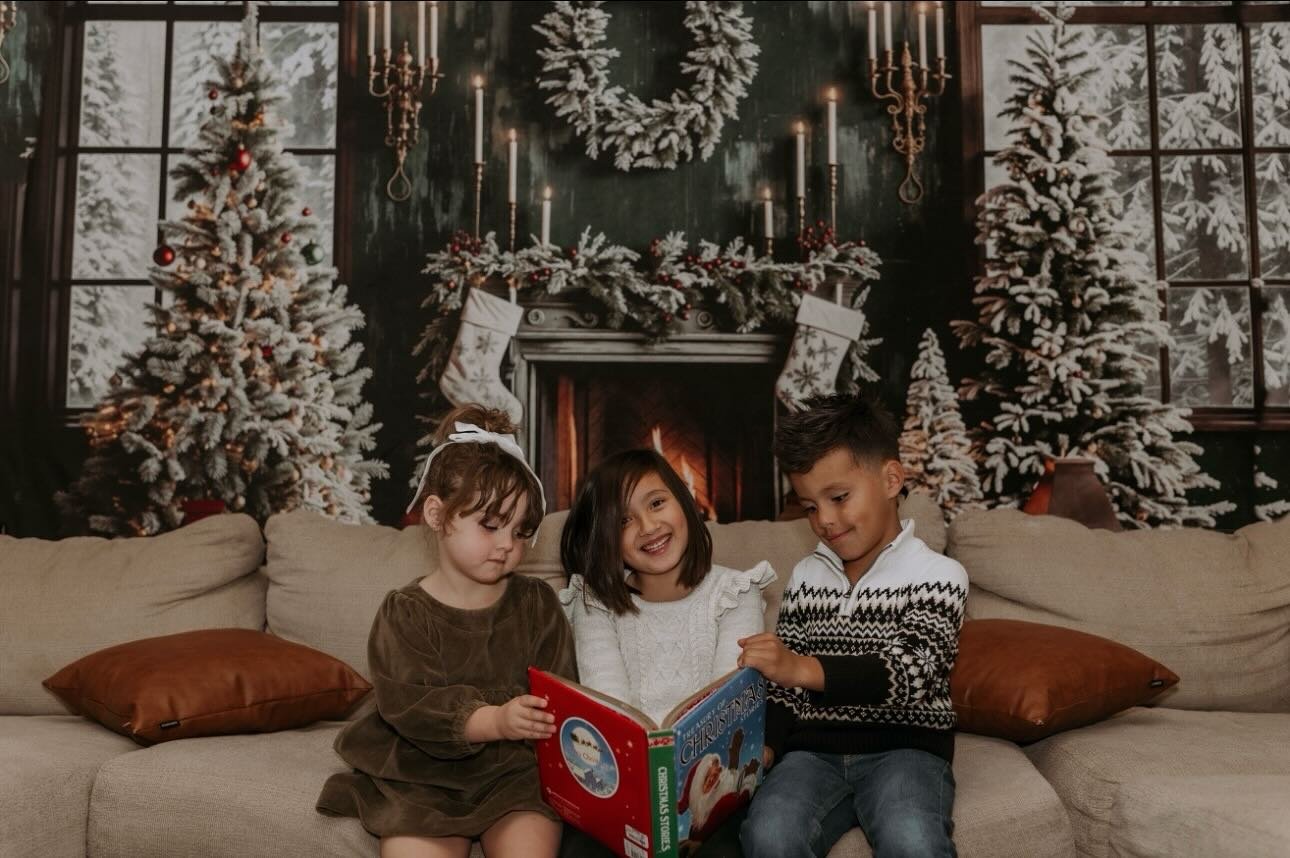 Holiday mini sessions happening this weekend ONLY. We offer the sweetest mini sessions one weekend a year and this is it! Last three spots available. Link in bio to reserve your spot 🖤