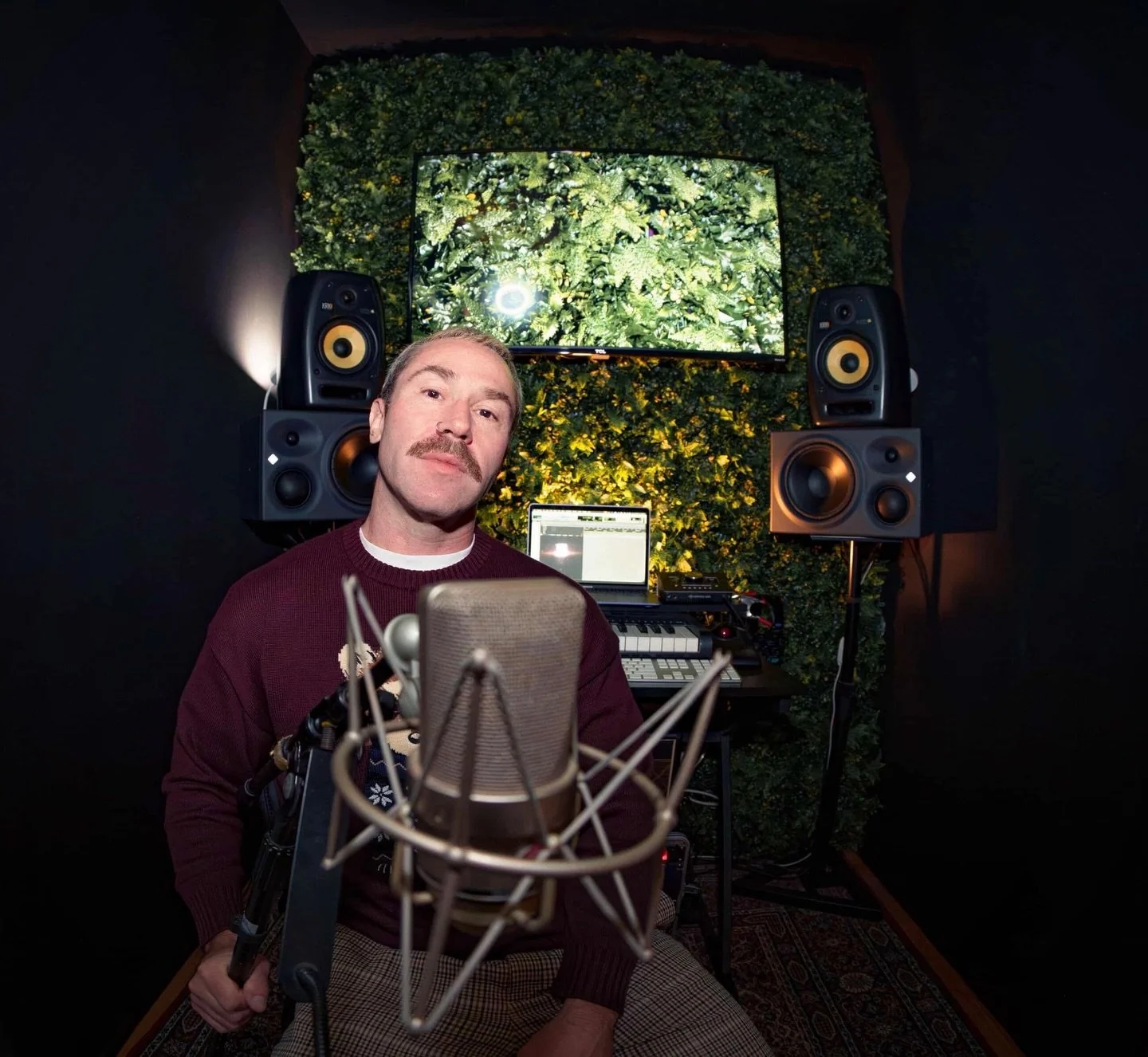 📸 @dvarapalas

@sdubiner (Sam) came by the home stu to hang and shoot last week. He&rsquo;s a recent TMU grad. After a coop position he completed @noblestreetstudios He&rsquo;s looking for work shooting photos/videos/content etc in studio, concert, 