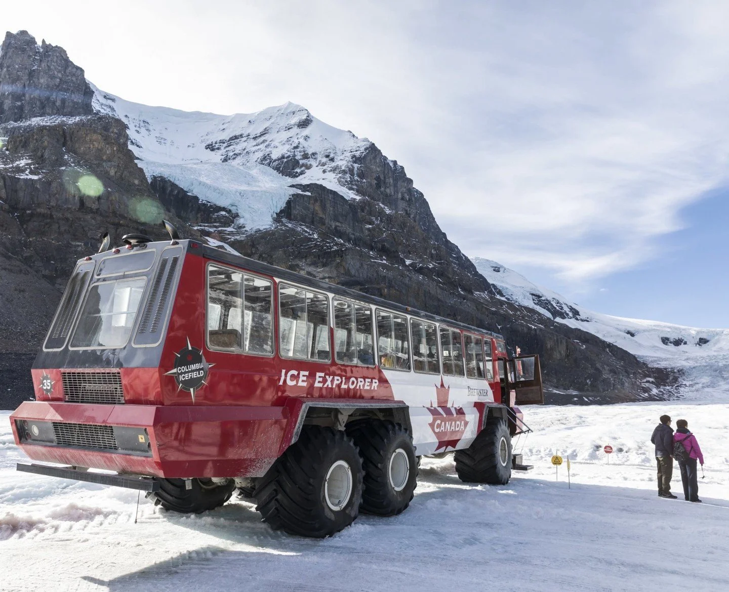 Make the most of your 2026 journey through the Canadian Rockies on Rocky Mountaineer! Traveling during the first months of the season (April and May), you&rsquo;ll still witness snow-dusted mountains, but as the snow cap melts, you&rsquo;ll also see 