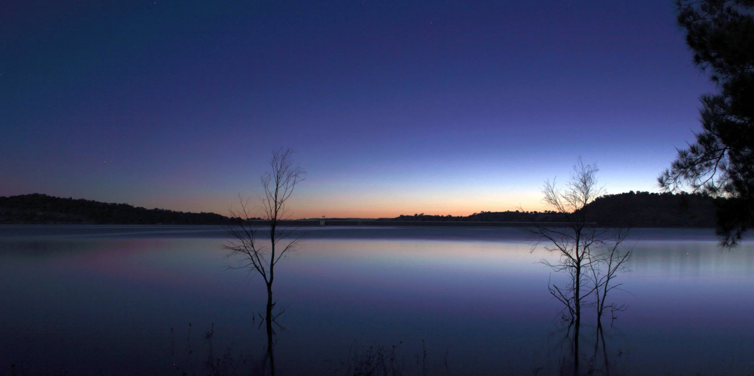 Lake_Glenbawn_at_late_sunset,_April_2013.jpg