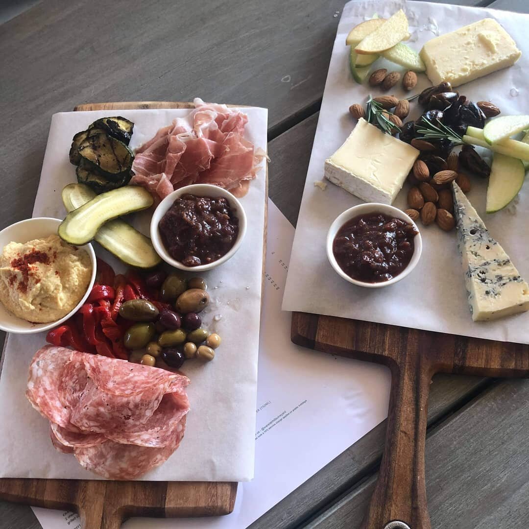 Mmm cheese platter @waratahhillsvineyard 😋.

This is from a small group tour we did the other day, which included tasting paddles and views @gurneyscidery , platters and wine tastings @waratahhillsvineyard , pizzas for lunch @trulli_kitchen and wine