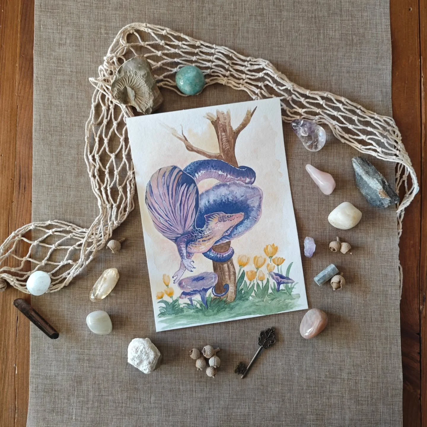 📜 Il y a quelques temps, j&rsquo;ai re&ccedil;u une myriade d&rsquo;aquarelles en provenance directe de l&rsquo;atelier de @couleursdefreyja ! 
🍄 Pour les tester, quoi de mieux que de continuer sur la lign&eacute;e des champignons dragons avec ce j