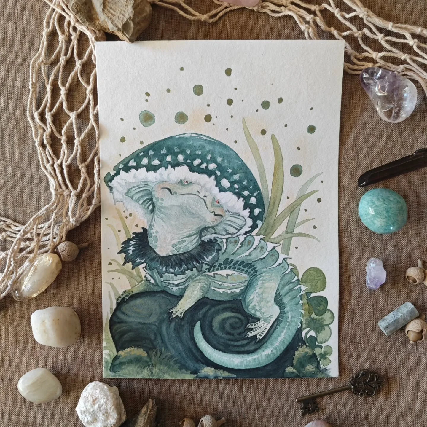 📜 C'est au tour de @elise.artisanale.aquarelle qui m&rsquo;a gentiment offert deux de ses sets d&rsquo;aquarelles pour que je puisse les tester ! 
🌿Des couleurs magnifiques, tant en lavis qu&rsquo;en couches opaques, et qui r&eacute;v&egrave;lent, 