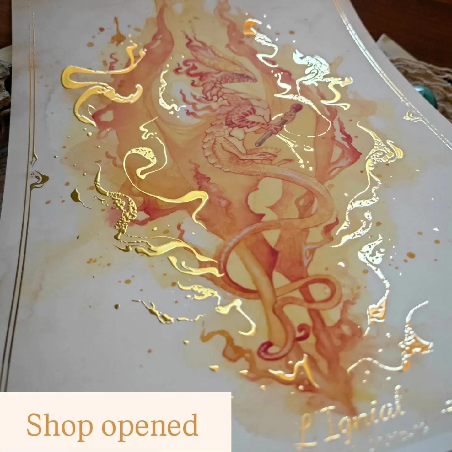 📯La mise &agrave; jour du site est en ligne ! Nouvelles versions de certaines des illustrations &agrave; dorure pour un rendu encore plus &eacute;pique et brillant ! Mais aussi de nouveaux champidragons !
📜Pour celles et ceux qui m'ont r&eacute;cla