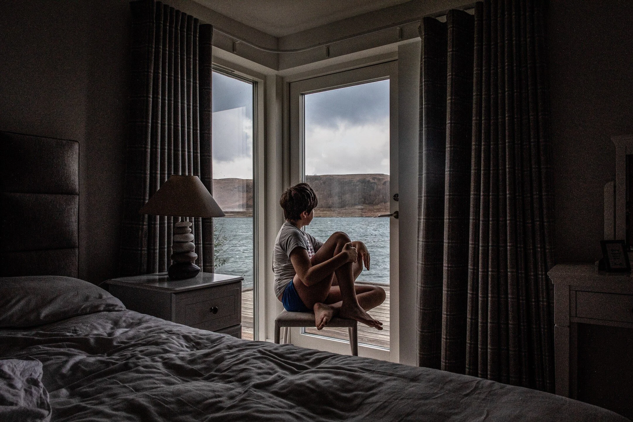 Room with a view - Oban - F&eacute;vrier 2024 #roomwithaview #oban #scotland #uktravel #mood #light #lightandshoot #lightandshadow #sigmaart35mm #artisartcommunity #documenterlavie #narrateurdevie #lavietellequelleest #belgianphotographer #photograph