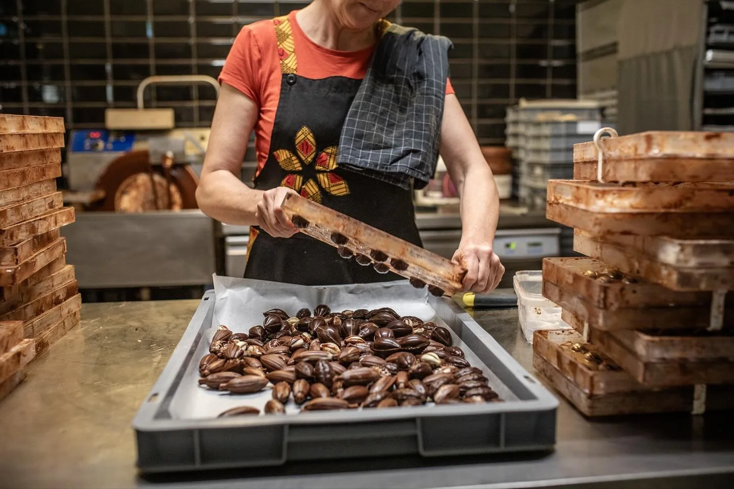 Rentrer dans l&rsquo;atelier d&rsquo;un chocolatier, c&rsquo;est redevenir un enfant, &ecirc;tre un peu Charlie qui gagne le ticket d&rsquo;or ! On rentre dans un palais des merveilles, un joyeux bazar qui invite nos sens &agrave; se mettre en &eacut