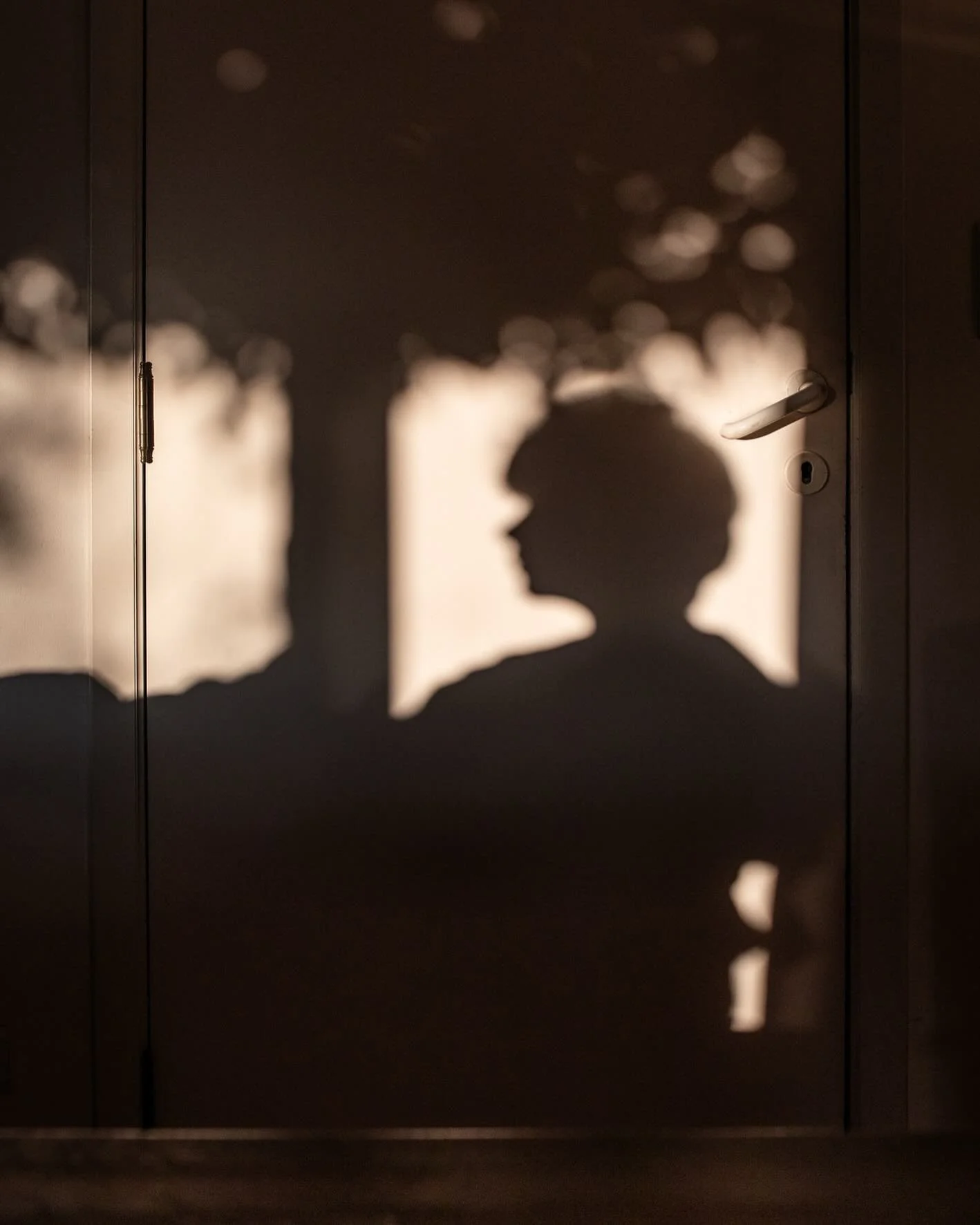 Octobre&hellip; Alors que les derniers rayons de soleil ne meurent, ce sont les murs de la maison qui s&rsquo;embrasent&hellip;

 #lightandshadows #ombreetlumiere #po&eacute;sievisuelle #moodphotography #jeudelumiere #lightandshoot #thehonestlens #th