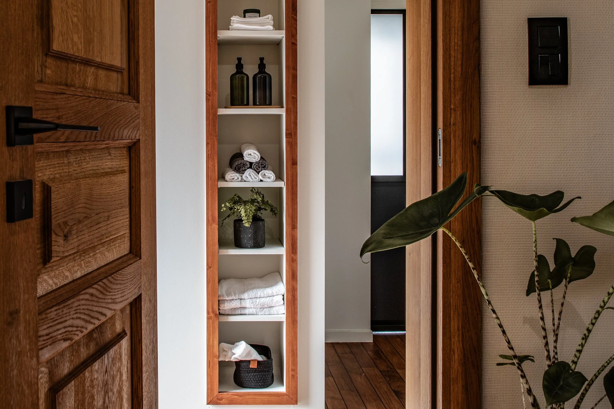 photographie d'une salle de bain d'une suite parentale prise en lumière naturelle - photo d'architecture intérieure par Stéphanie Asta