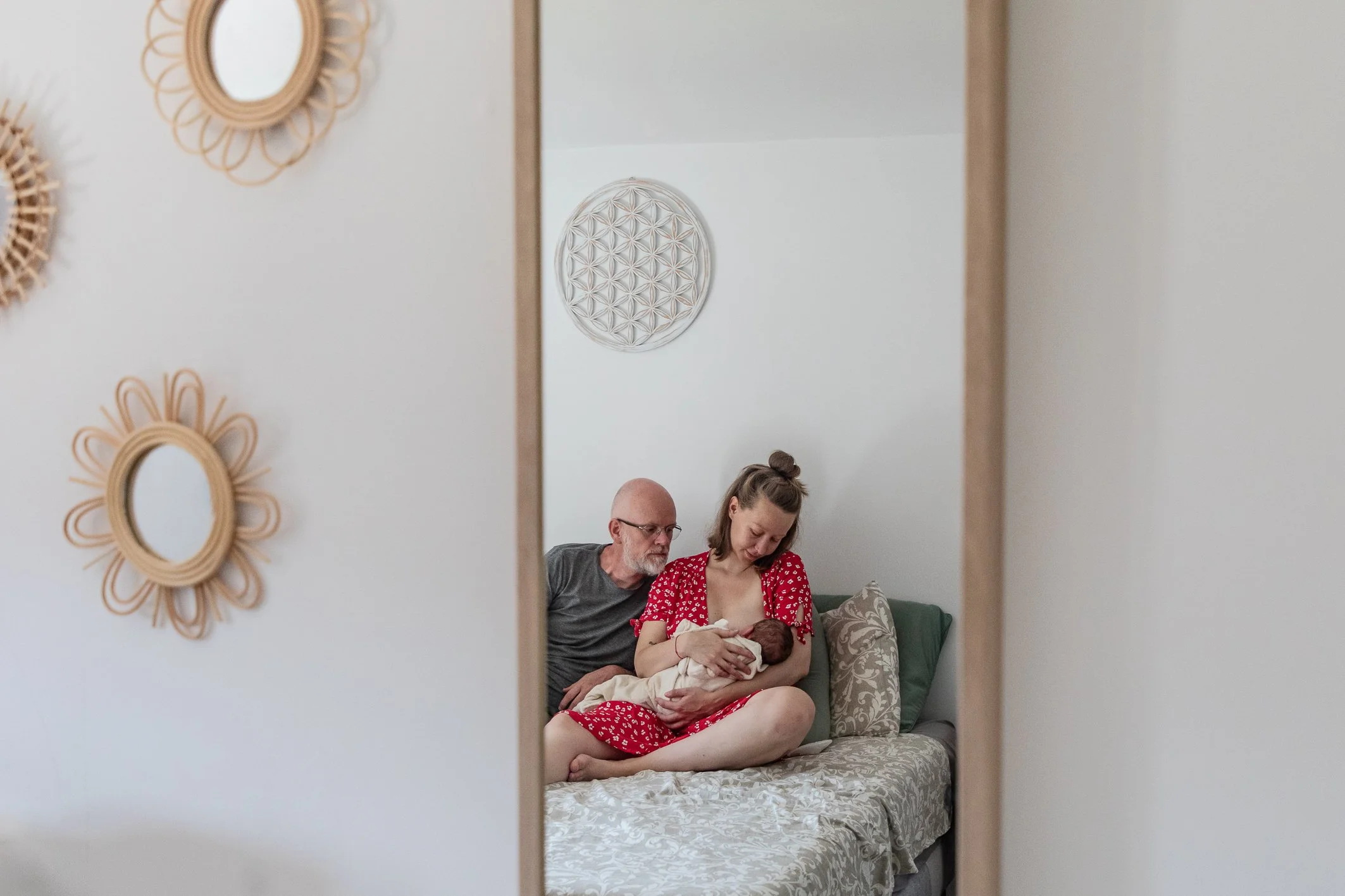 Séance photo lifestyle naissance et allaitement à domicile dans le Brabant wallon, maman, papa et bébé à la lumière naturelle