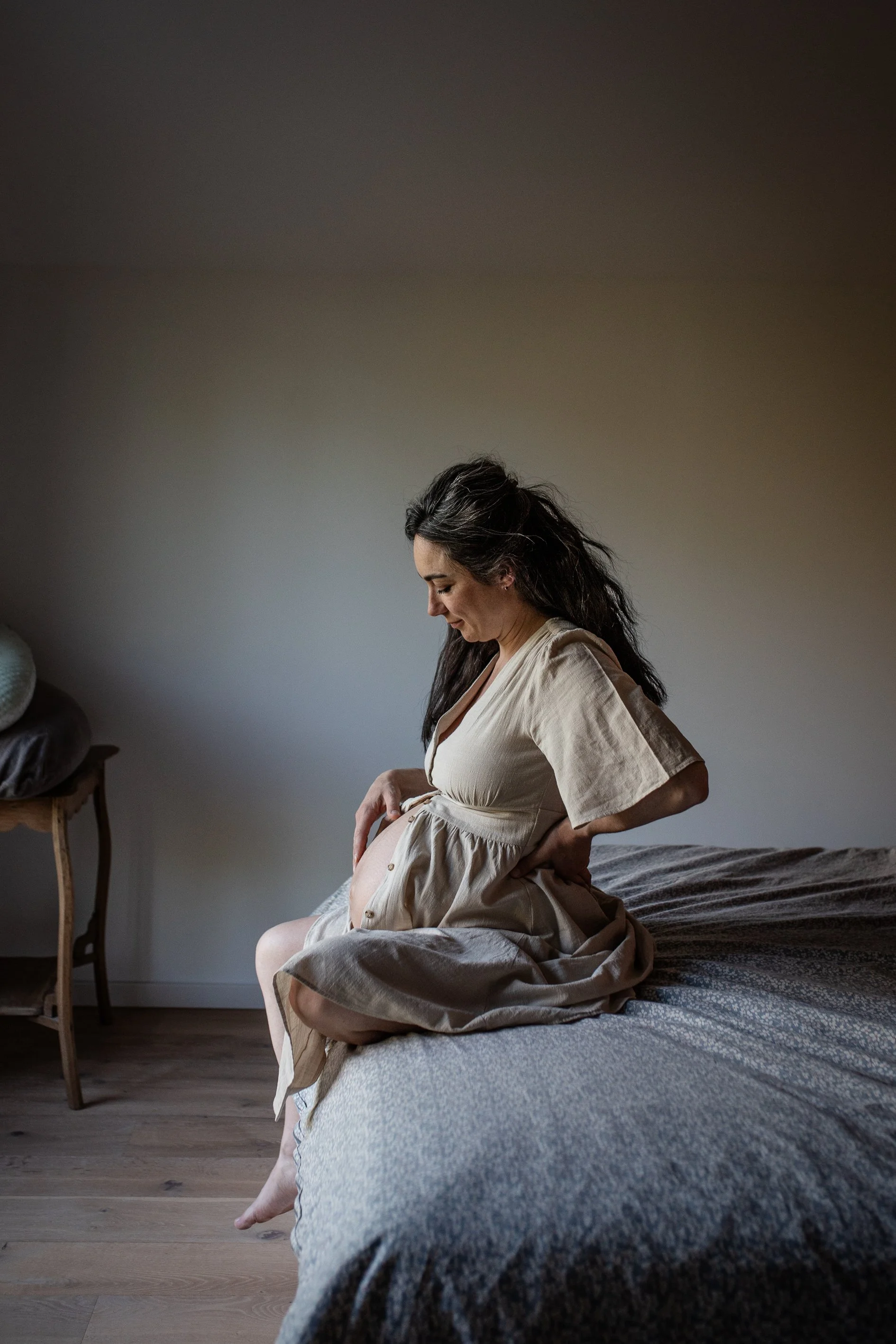portrait d'une femme enceinte en lumière naturelle réalisé par Stéphanie Asta