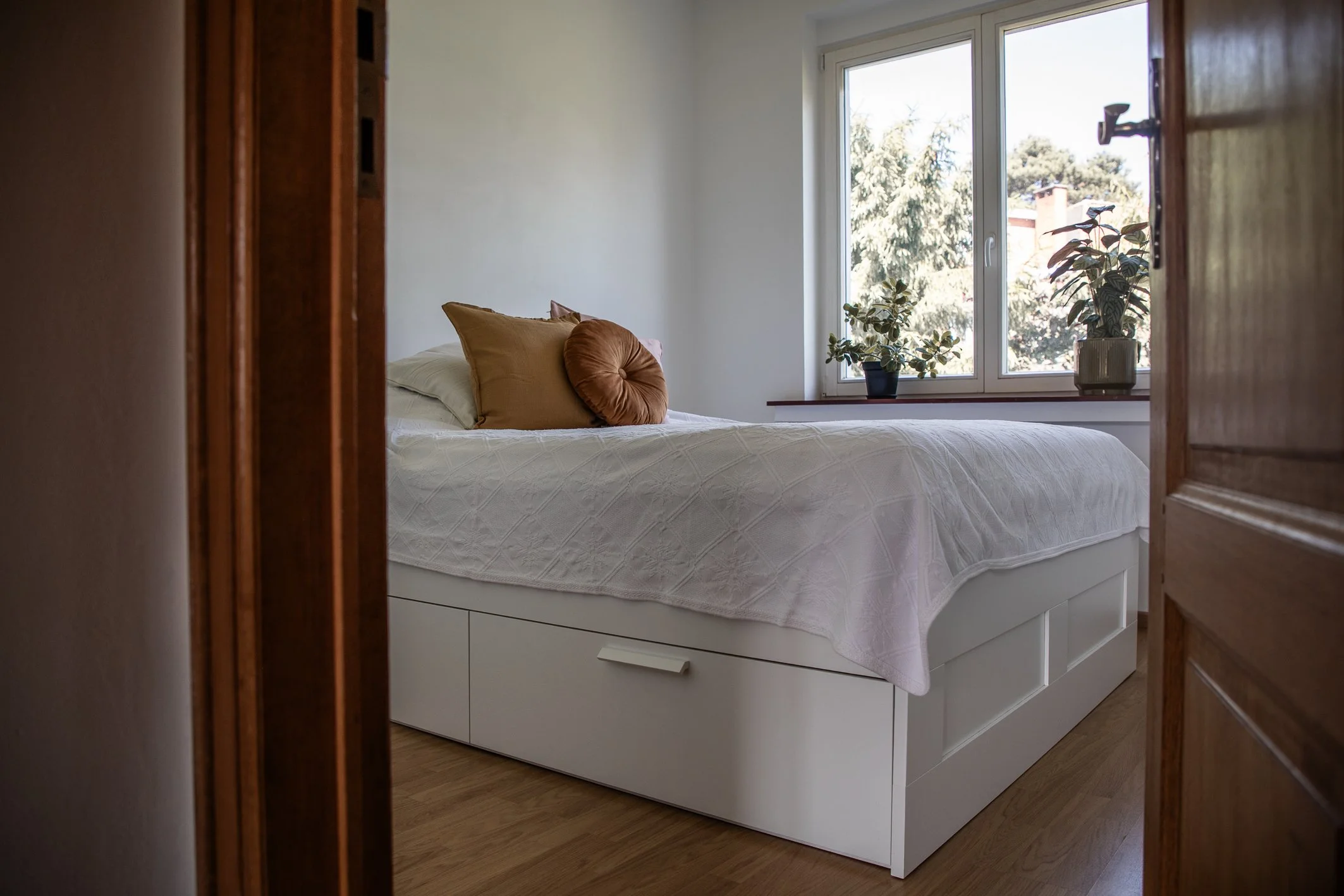 photographie d'une chambre prise en lumière naturelle à Bruxelles - photo d'architecture intérieure par Stéphanie Asta