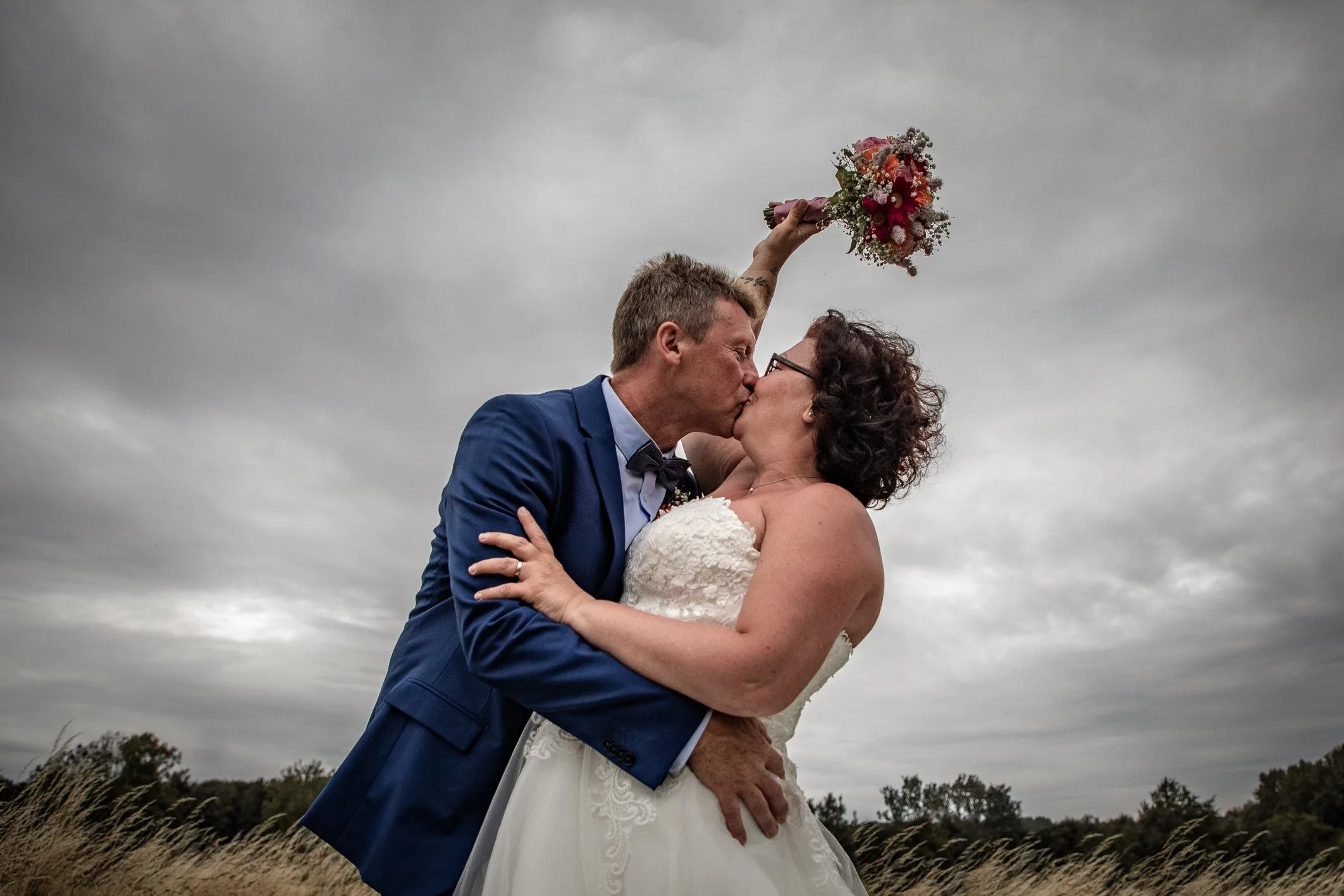 photographie d'un couple pour leur mariage en lumière naturelle dans le Hainaut