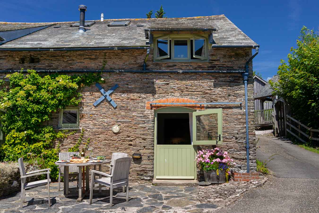 Quarry, holiday cottage with access to large indoor pool. Sleeps 4 people. Flear Farm, Devon.