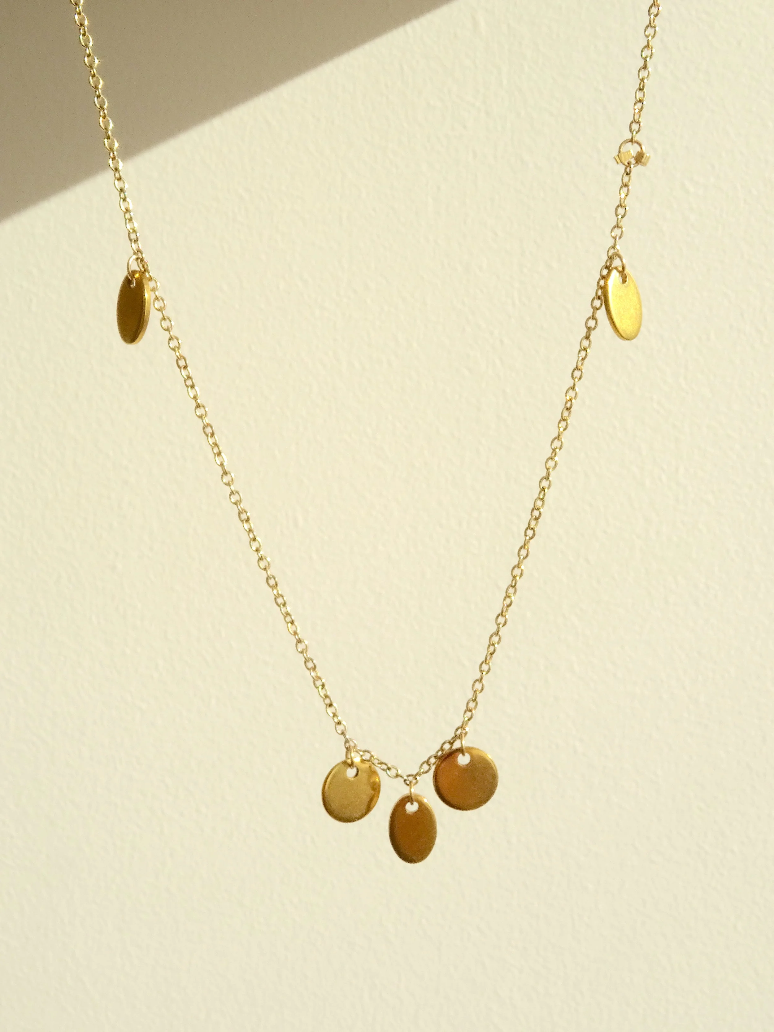 Collier Vania bijou de createur fait main en france chaîne dorée plaquée or Lazuli paris