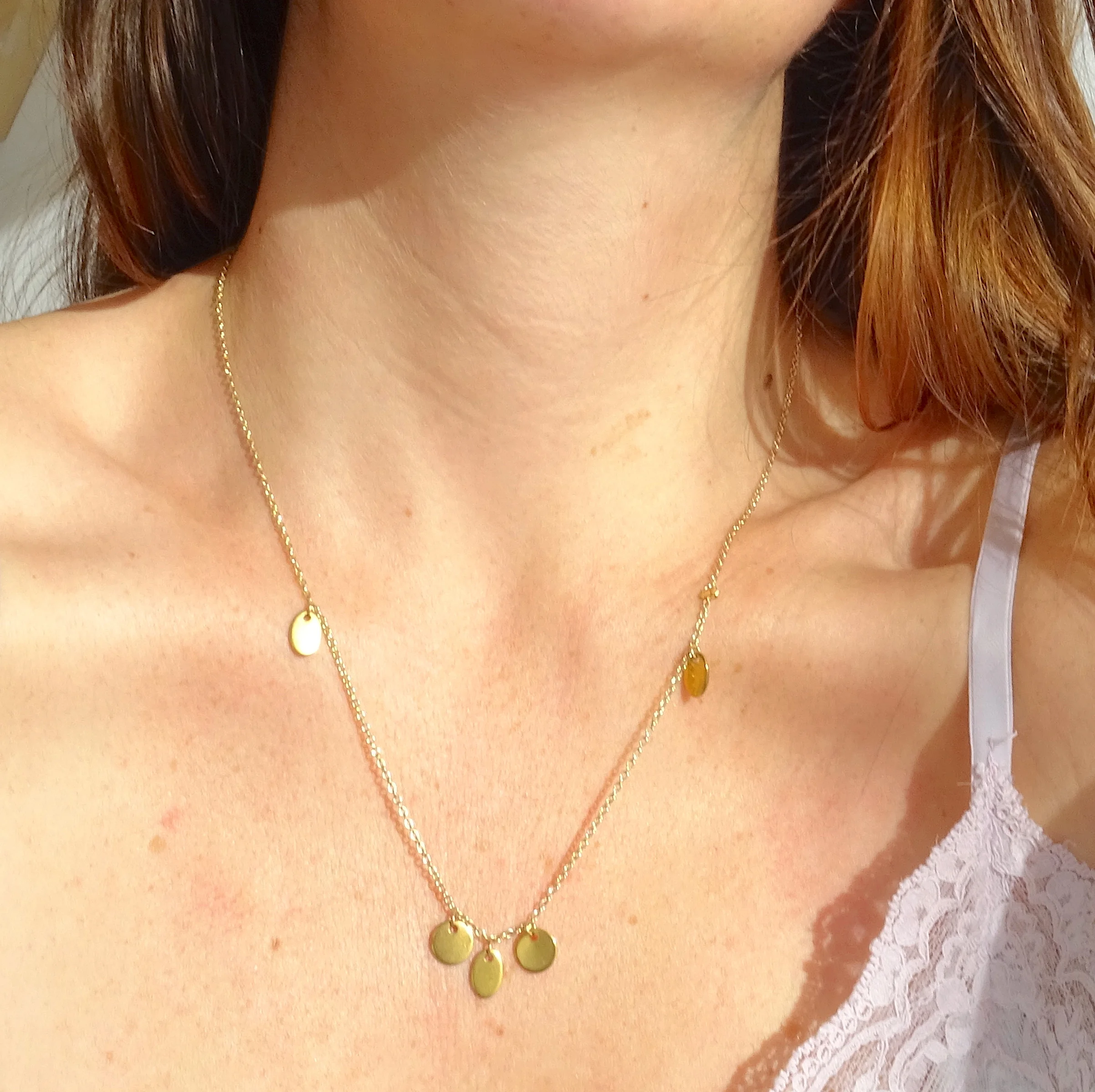 Collier Vania bijou de createur fait main en france chaîne dorée plaquée or Lazuli paris