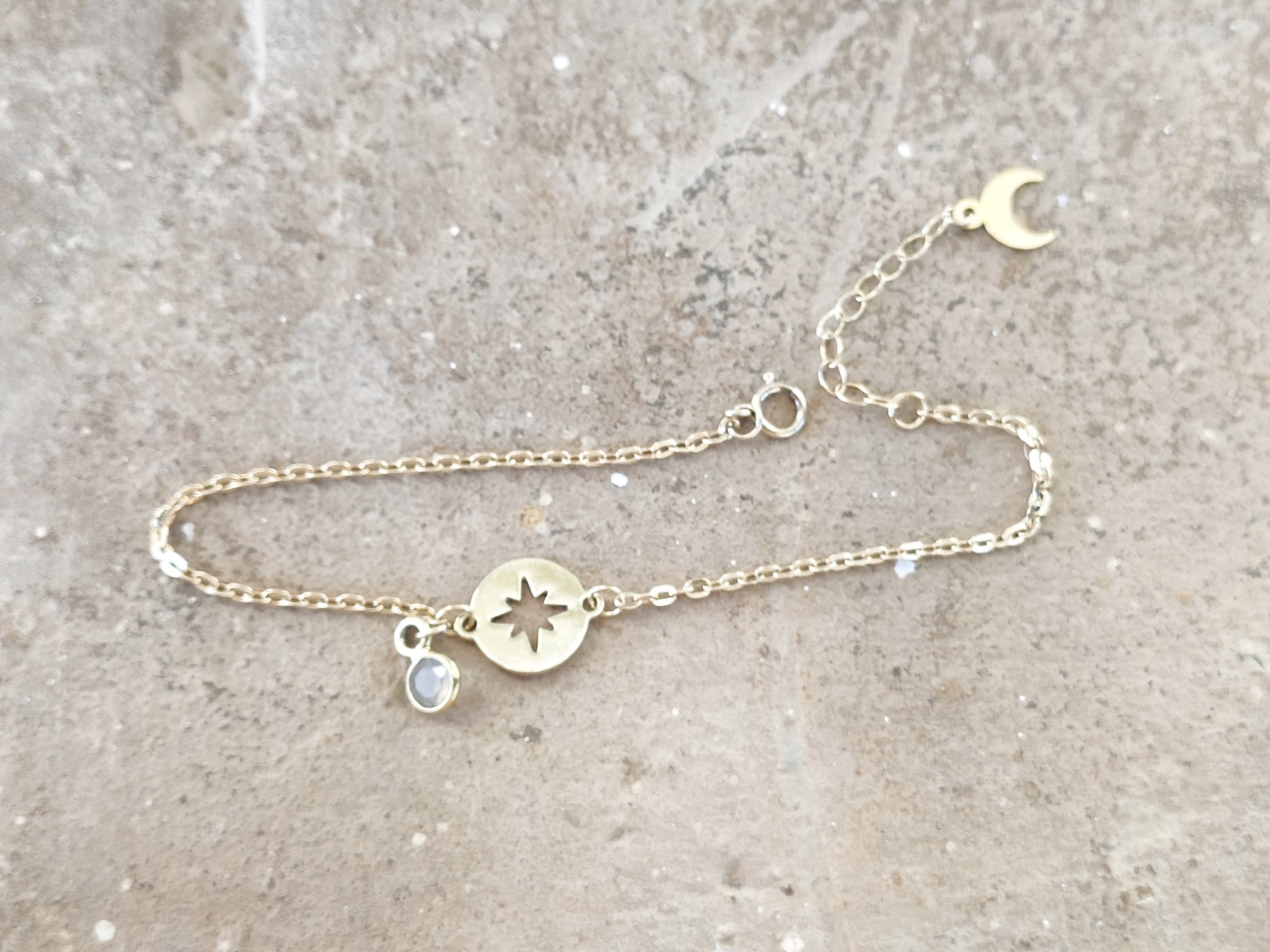Bracelet Mona doré chaine fine, pendentif étoile du nord et pierre de lune