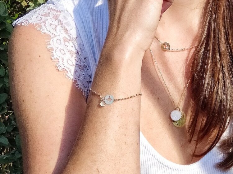 Bracelet Mona doré chaine fine, pendentif étoile du nord et pierre de lune