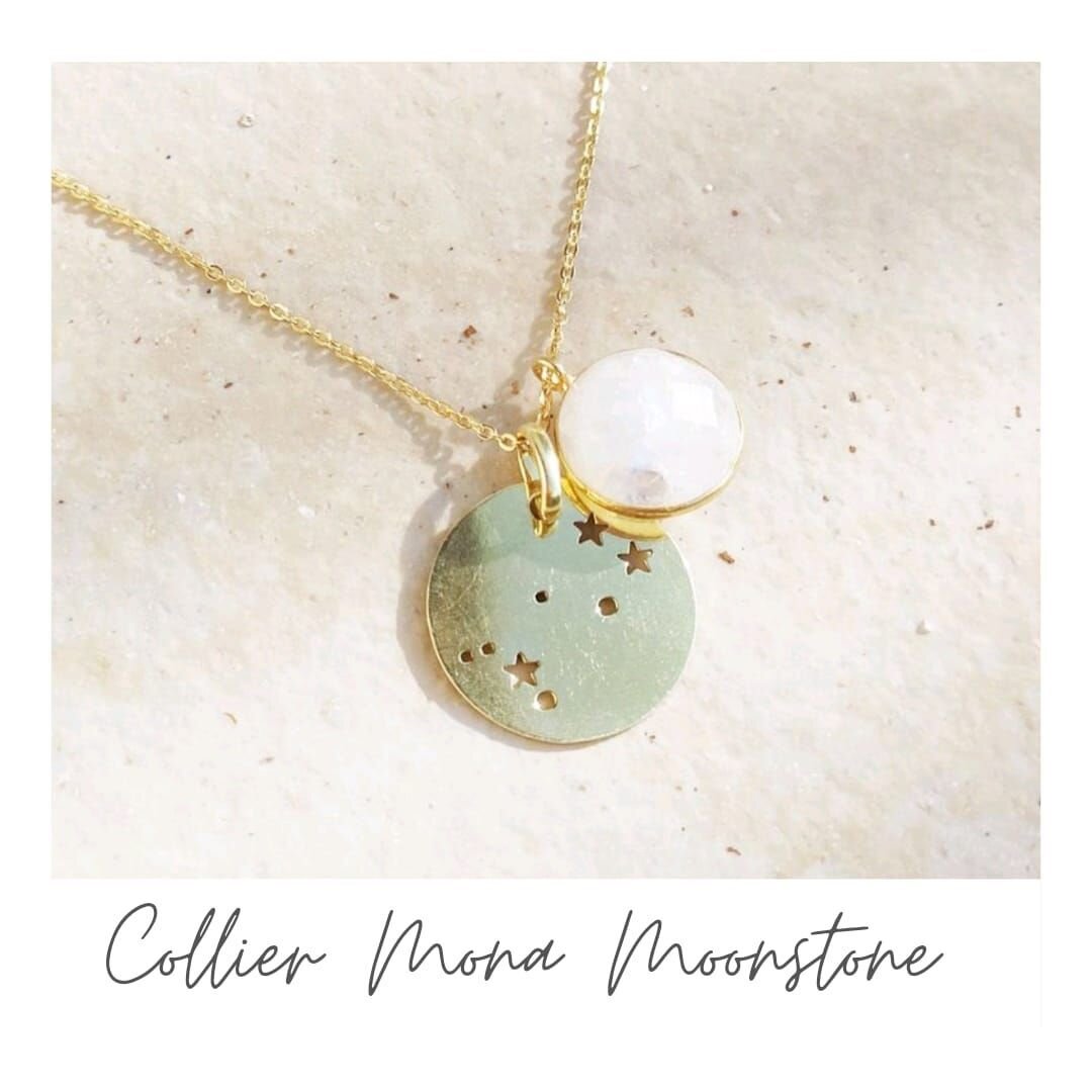 ▪️ Constellation ▪️ 

Le collier Mona Moonstone c'est votre favori ! 💫 
Et je vous comprends c'est surement celui que je porte le plus !

La pierre de lune est vraiment une pierre magnifique, elle est blanche avec des reflets bleut&eacute;s et elle 