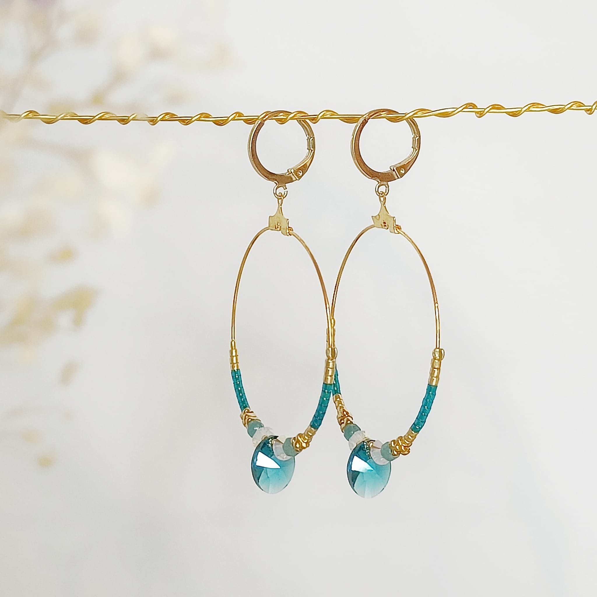 Lazuli paris Boucles d'oreilles de créateur fait main en france créoles Julie maxi bleues Lazuli Paris de perles et pierres plaqué or