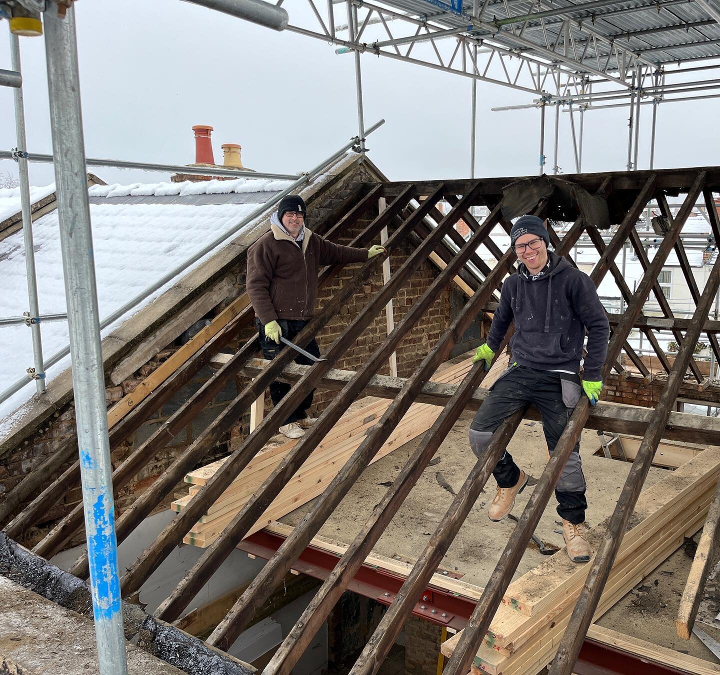 What do you do on the snowiest day of the year??

Take the roof off of course!! 🤪❄️

&hellip; Now, someone get these guys a coffee 🤩 #dreamteam #awehome #propertydoneproperly