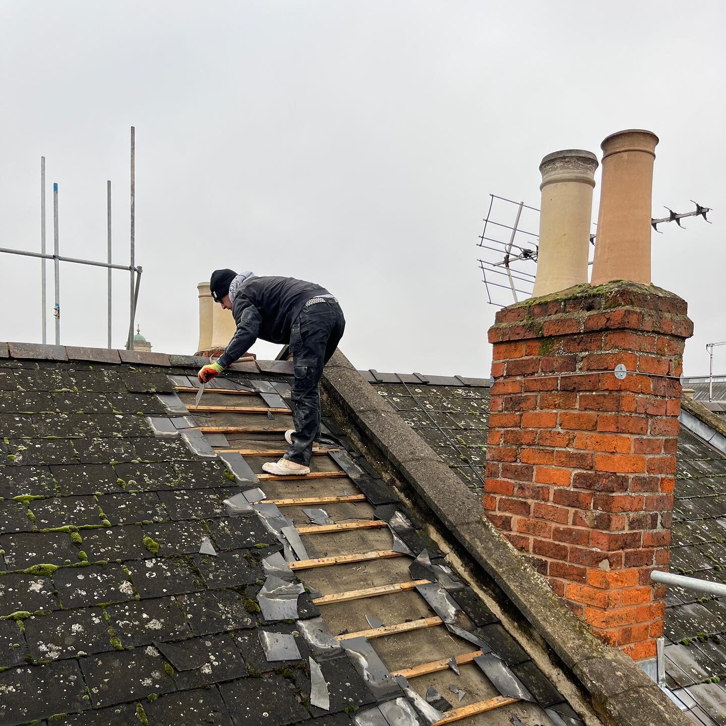 The scaffolders are two weeks behind on our tin hat and we need to keep moving&hellip; let&rsquo;s hope it doesn&rsquo;t rain tonight&hellip; there&rsquo;s a fair few holes in that old felt 😅🤞🏼 #rollingwithit #newroof